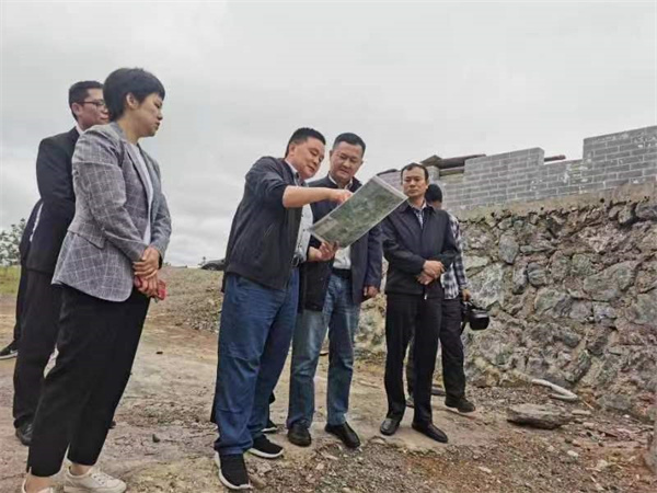 5月10日，副縣長徐涌泗一行調研湖田山項目，黃山徽投集團黨委書記、董事長洪筱明，湖田山執行董事邢輝姣陪同2.jpg