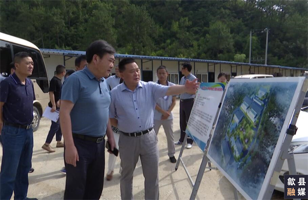 6月18日，縣委常委、常務副縣長吳志平帶隊先后來到城區備用飲用水源保護區治理工程、第三水廠及供水管網配套延伸工程、漁梁風貌整治提升工程、城區老舊管網提升項目、游泳館二期等重點項目建設現場，黃山徽投集團黨委書記、董事長洪筱明陪同。.png