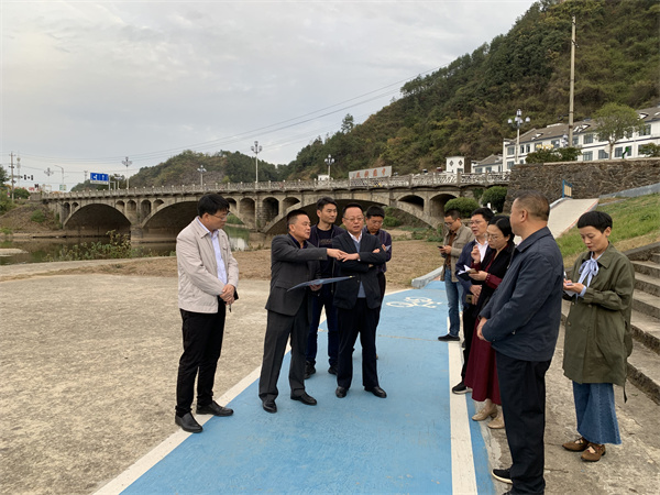 10月25日，縣委書記汪凱調研豐樂河濱江公園項目.jpg