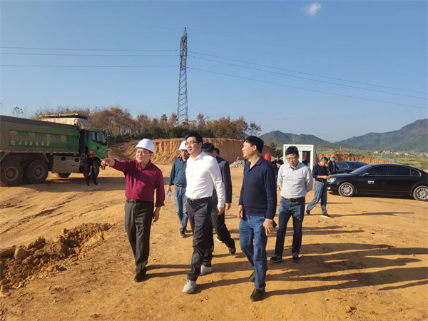 11月8日，縣長王奇勇一行調研糧食產業園項目，黃山徽投集團黨委書記、董事長洪筱明陪同。.jpg