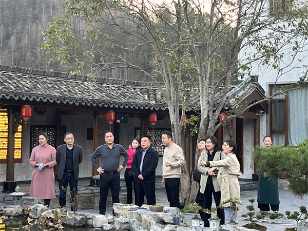 11月26日，縣人大鄭向陽主任帶隊考察黟縣泊心云宿建成運營情況，洪董，方總，葉總陪同調研。.jpg