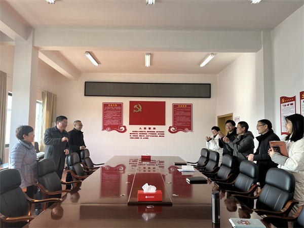 1月29日，縣委常委、副縣長詹凱，財政局曹局、汪局一行赴集團開展新春走訪慰問。.jpg