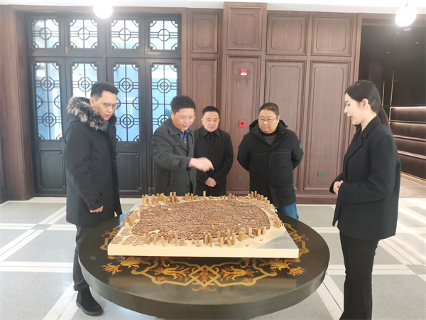 2月2日，縣委常委、副縣長詹凱赴上海開展“雙招雙引”工作，考察調研露香園城市更新項目，并與上海城投控股對接洽談，誠邀上海城投到歙縣考察投資，參與富豐新城建設。1.jpg