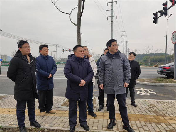 2月14日，洪董陪同王奇勇縣長一行督導衛拍地塊1.jpg