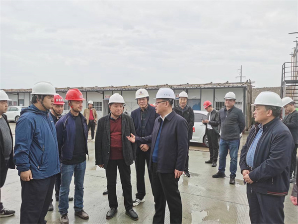 4月4日，縣委書記汪凱在徽投集團董事長洪筱明的陪同下檢查徽投大樓安全生產情況，汪書記詢問項目日常安全管理情況，并對項目經理、安全員、技術負責人、項目總監等就施工安全生產工作提出殷切希望。.jpg