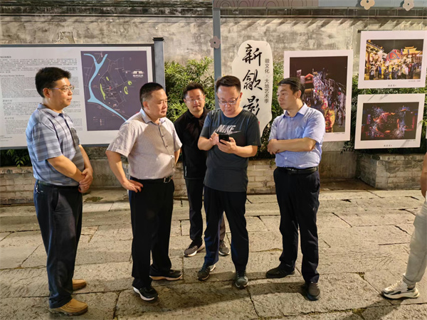 9月11日，汪凱書記夜間調研古城三期項目，對部分節點提升進行指導，黃山徽投集團黨委書記、董事長洪筱明，副總經理張高峰陪同調研。.jpg