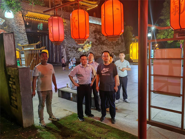 9月11日，汪凱書記夜間調研古城三期項目，對部分節點提升進行指導，洪董，張總陪同調研。.jpg
